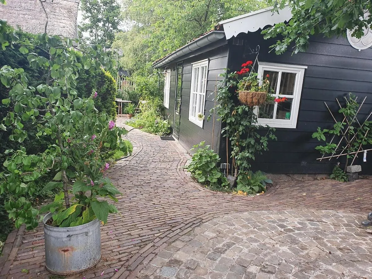 Heritage Lodge Near Center Rotterdam Chalet